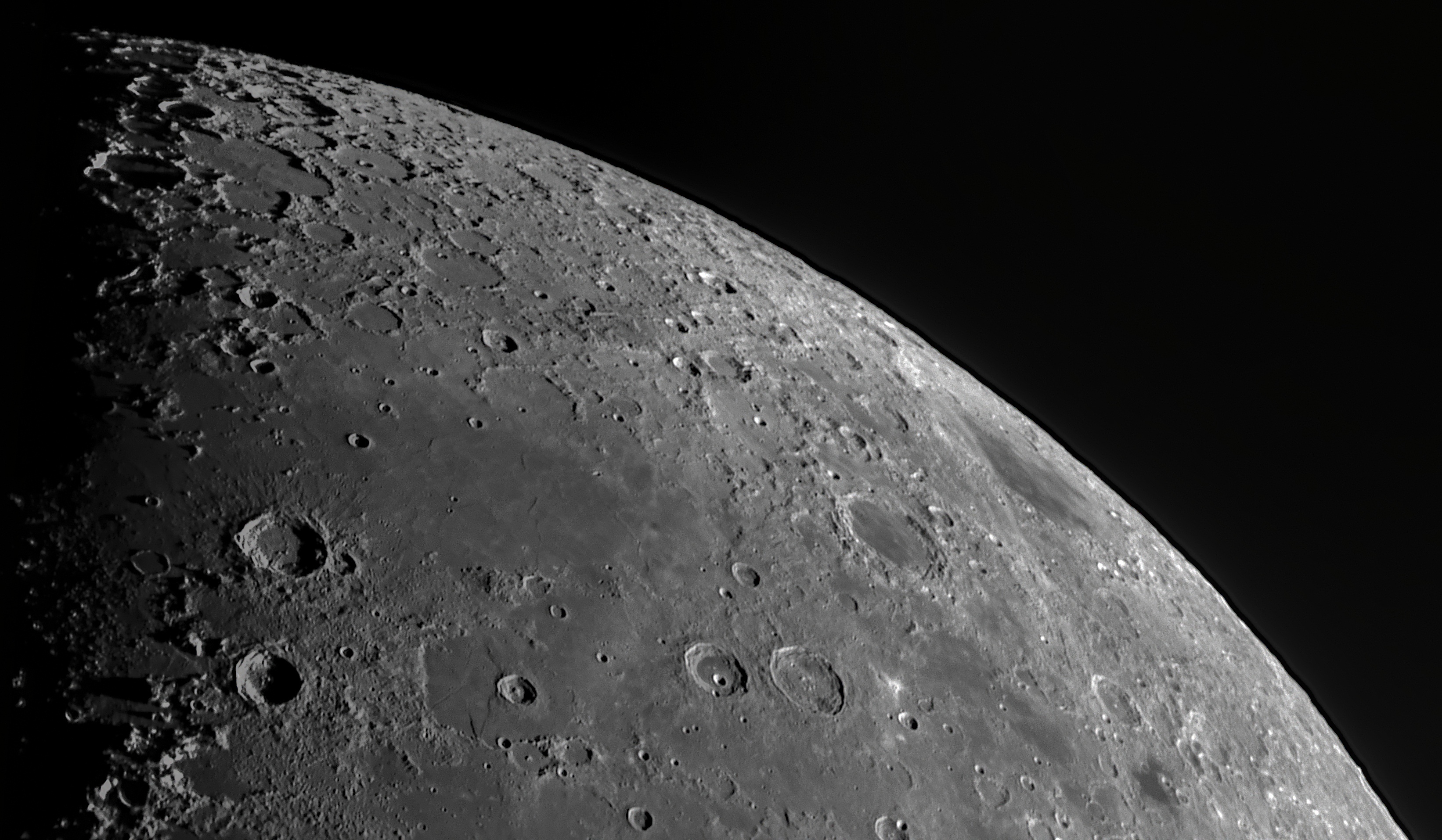 Mare Serenitatis und die Kraterlandschaft am Terminator