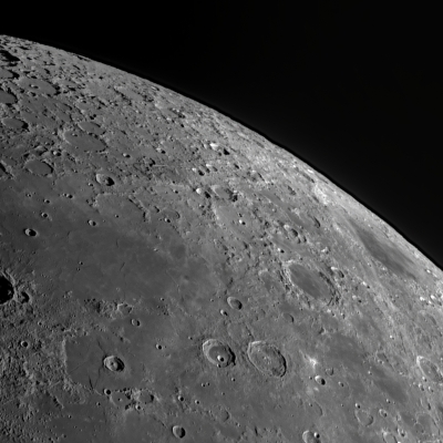 Mare Serenitatis und die Kraterlandschaft am Terminator